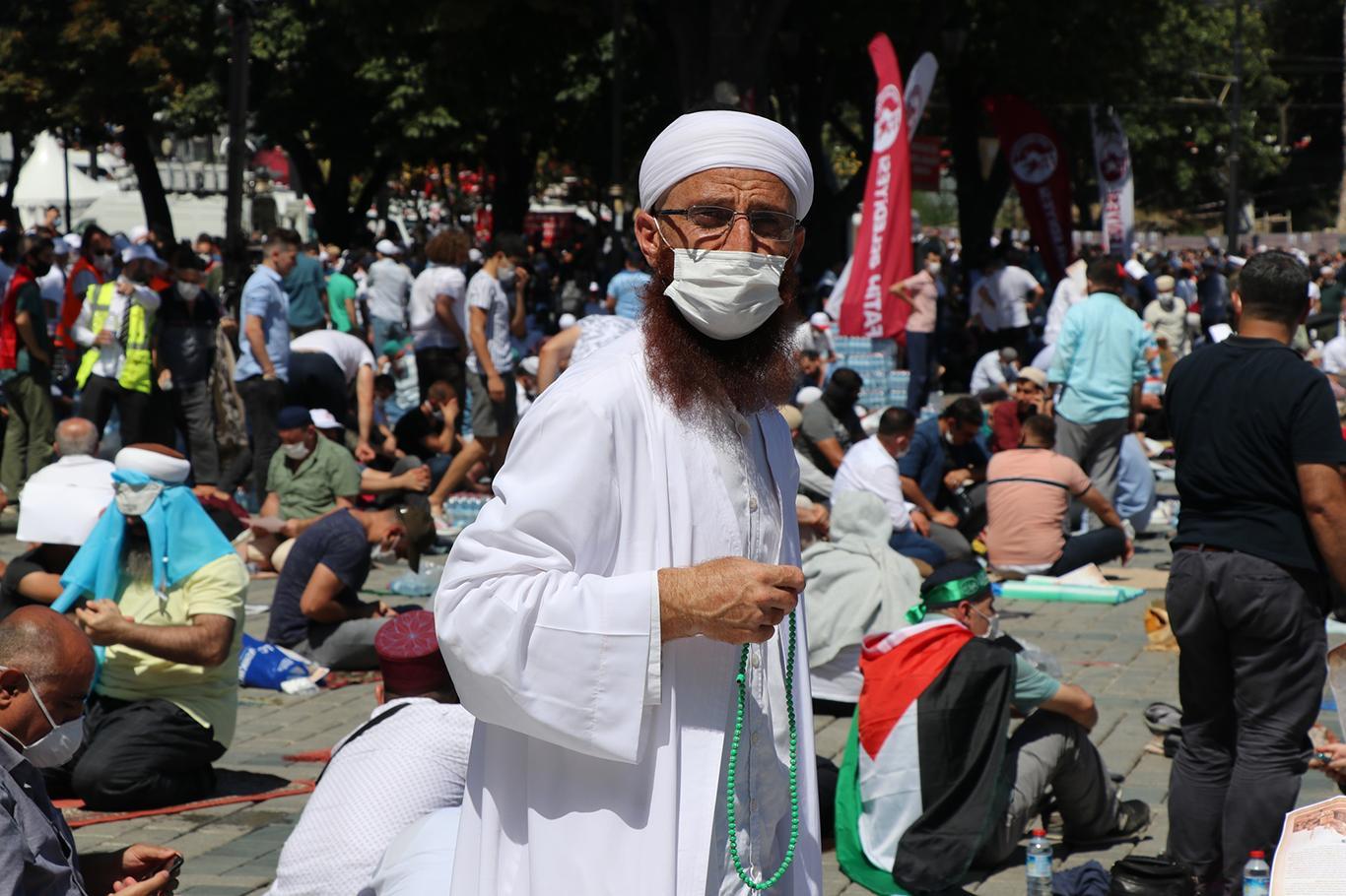 المسلمون يتوافدون إسطنبول لأداء صلاة الجمعة في جامع أيا صوفيا